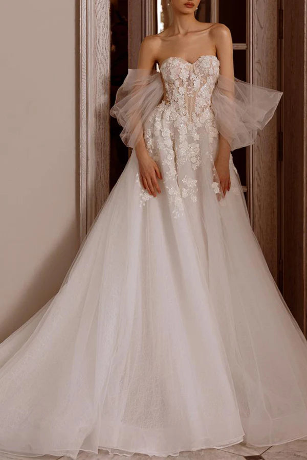Abito da sposa in stile country con scollo a cuore e applicazioni in pizzo